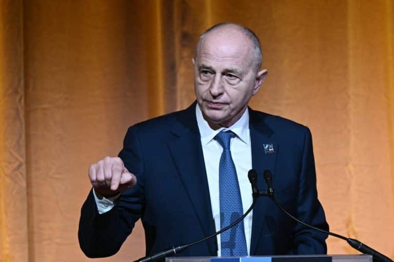 ‘Politicul a rămas mult în urma societăţii’