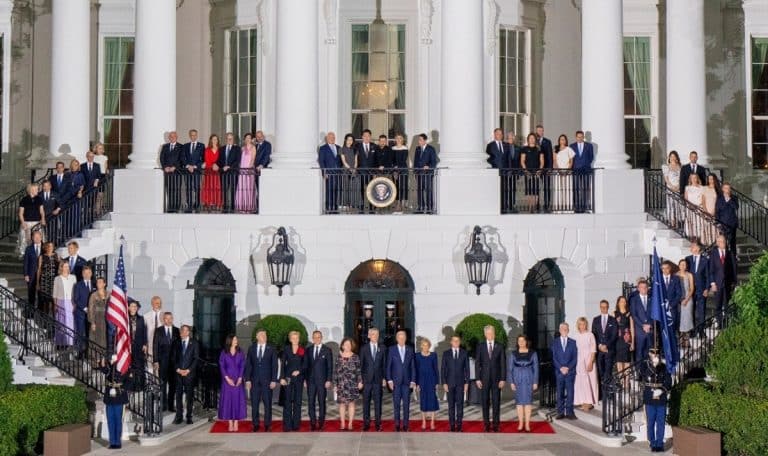 Klaus Iohannis ar fi lipsit de la dineul NATO de la Casa Albă pentru a-l trimite pe Nicolae Ciucă